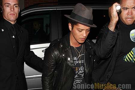 bruno-mars-contrata-guardespaldas-para-su-novia Bruno Mars y Jessica Caban