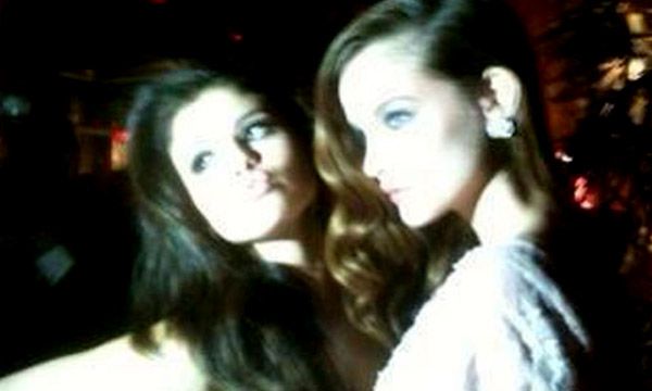 Selena Gomez y Barbara Palvin posan para foto juntas